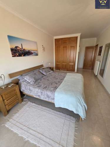 Deslumbrante apartamento de 2 quartos e 2 casas de banho em Lagos com vista para a piscina, ideal para aluguer de longa duração.