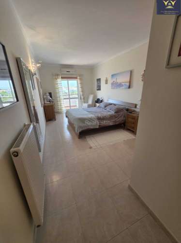 Deslumbrante apartamento de 2 quartos e 2 casas de banho em Lagos com vista para a piscina, ideal para aluguer de longa duração.