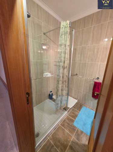 Deslumbrante apartamento de 2 quartos e 2 casas de banho em Lagos com vista para a piscina, ideal para aluguer de longa duração.