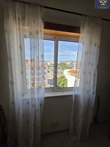 Deslumbrante apartamento de 2 quartos e 2 casas de banho em Lagos com vista para a piscina, ideal para aluguer de longa duração.