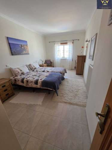 Deslumbrante apartamento de 2 quartos e 2 casas de banho em Lagos com vista para a piscina, ideal para aluguer de longa duração.