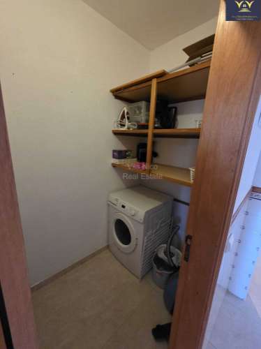 Deslumbrante apartamento de 2 quartos e 2 casas de banho em Lagos com vista para a piscina, ideal para aluguer de longa duração.