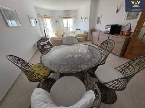 Deslumbrante apartamento de 2 quartos e 2 casas de banho em Lagos com vista para a piscina, ideal para aluguer de longa duração.