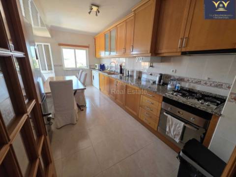 Deslumbrante apartamento de 2 quartos e 2 casas de banho em Lagos com vista para a piscina, ideal para aluguer de longa duração.