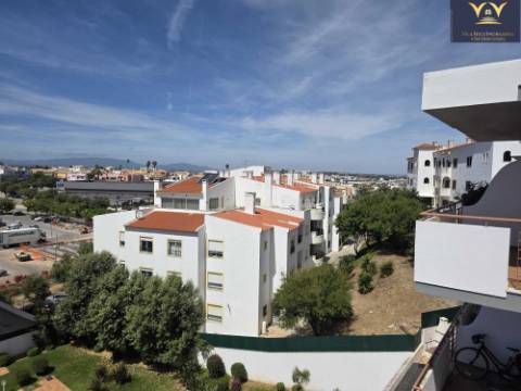 Deslumbrante apartamento de 2 quartos e 2 casas de banho em Lagos com vista para a piscina, ideal para aluguer de longa duração.