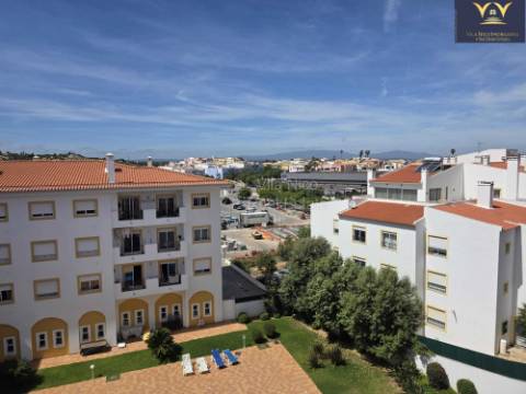 Deslumbrante apartamento de 2 quartos e 2 casas de banho em Lagos com vista para a piscina, ideal para aluguer de longa duração.