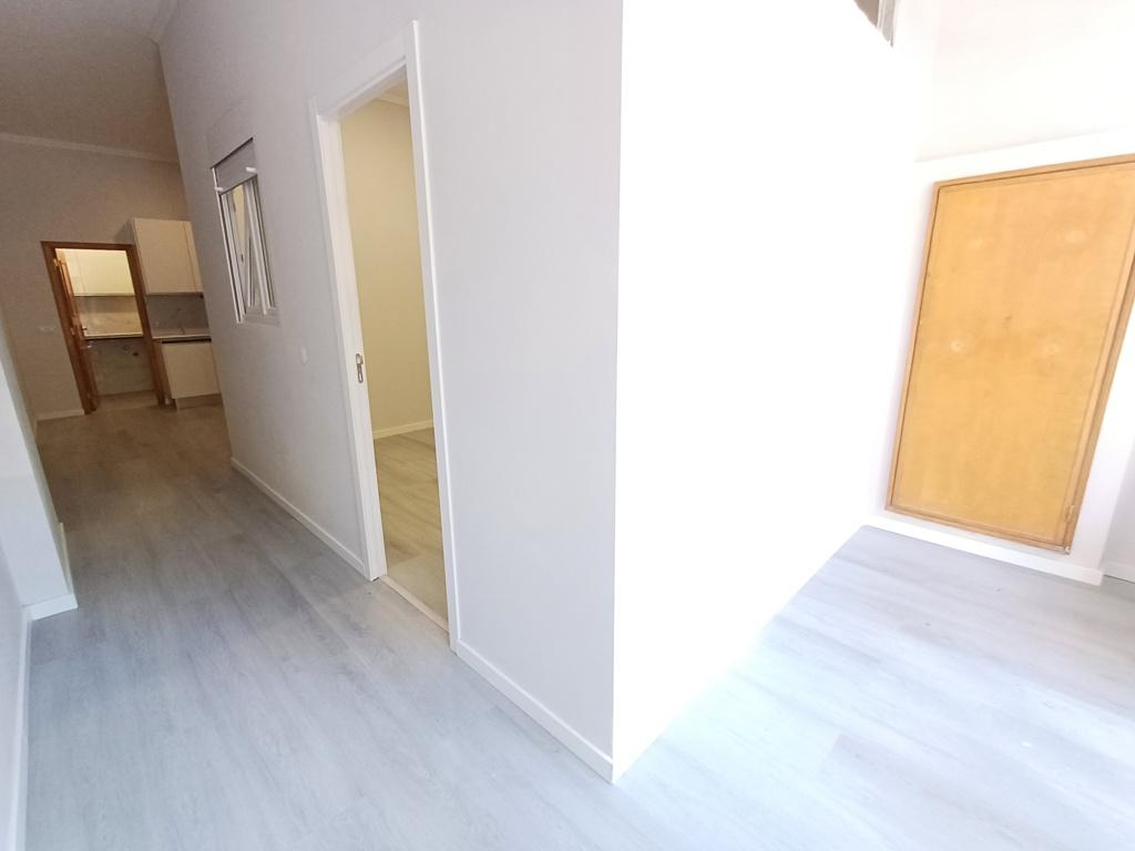 Espaço comercial em Belas, transformada num T1