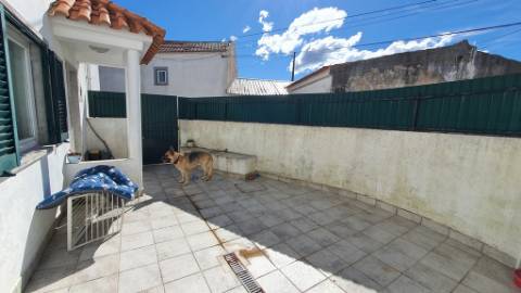 Moradia T2 + 1 remodelada com logradouro na Azóia, Cabo da Roca, Sintra