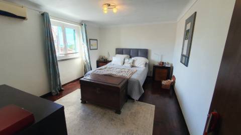 Moradia T2 + 1 remodelada com logradouro na Azóia, Cabo da Roca, Sintra