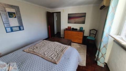 Moradia T2 + 1 remodelada com logradouro na Azóia, Cabo da Roca, Sintra