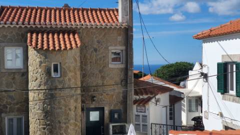 Moradia T2 + 1 remodelada com logradouro na Azóia, Cabo da Roca, Sintra