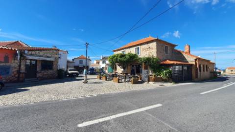 Moradia T2 + 1 remodelada com logradouro na Azóia, Cabo da Roca, Sintra