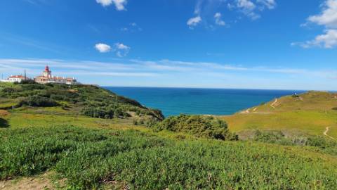 Moradia T2 + 1 remodelada com logradouro na Azóia, Cabo da Roca, Sintra