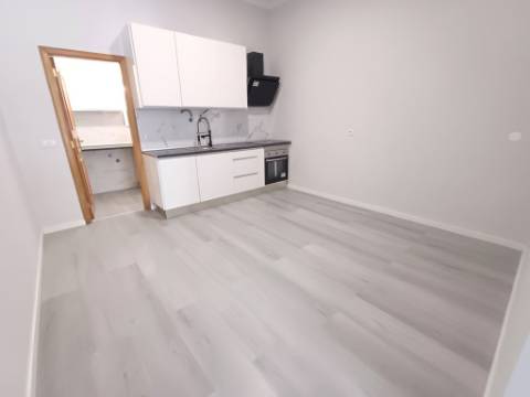 Espaço comercial transformado num T1 em Belas