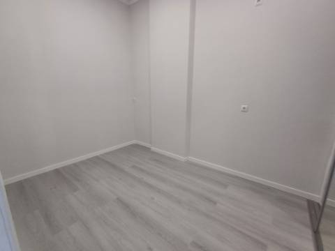 Espaço comercial transformado num T1 em Belas