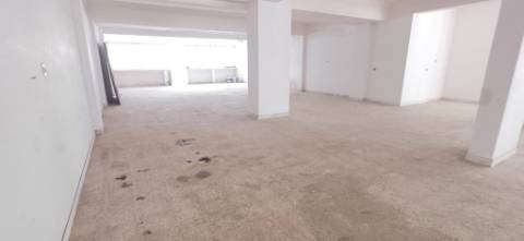 Loja ampla com 210m2 na Agualva