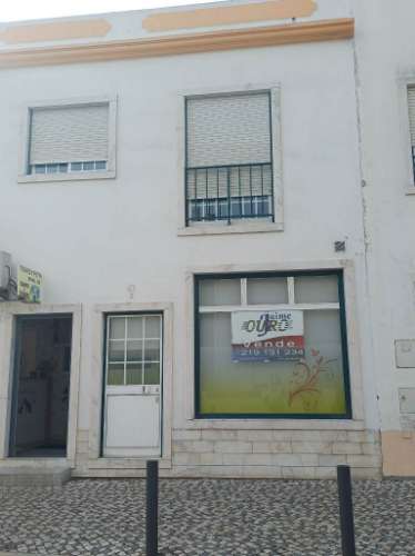 Loja com 3 divisões e arrecadação