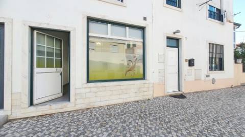 Loja com 3 divisões e arrecadação