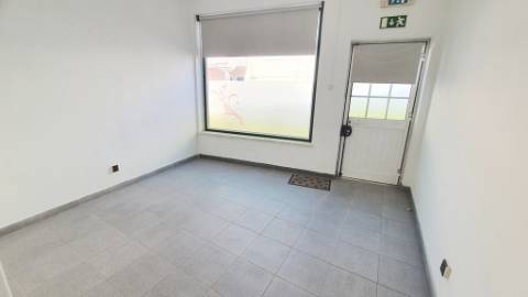 Loja com 3 divisões e arrecadação