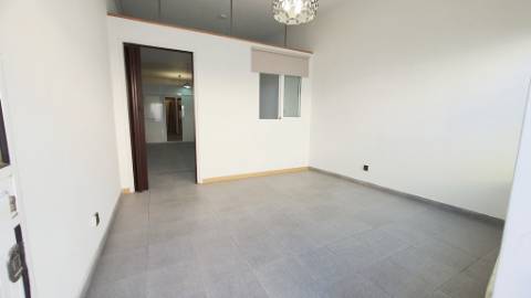 Loja com 3 divisões e arrecadação