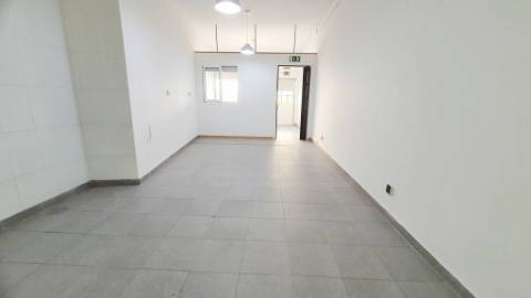 Loja com 3 divisões e arrecadação