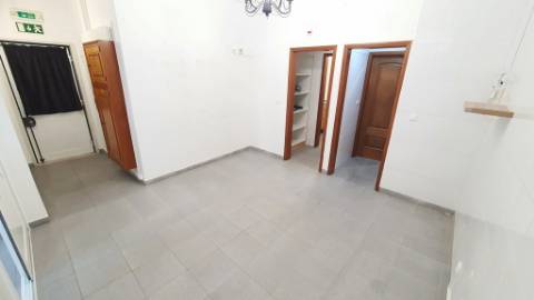 Loja com 3 divisões e arrecadação