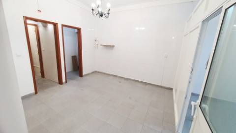 Loja com 3 divisões e arrecadação