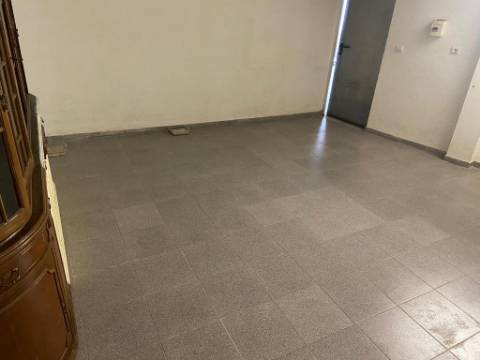 Loja com 3 divisões e arrecadação