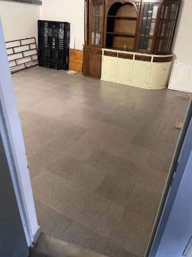 Loja com 3 divisões e arrecadação