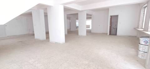 Loja ampla com 210m2 na Agualva