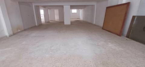 Loja ampla com 210m2 na Agualva