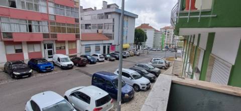 Loja ampla com 210m2 na Agualva