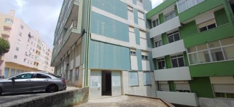 Loja ampla com 210m2 na Agualva