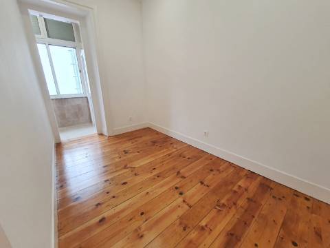 T1 + 1 totalmente remodelado em Campo de Ourique, Lisboa