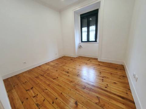 T1 + 1 totalmente remodelado em Campo de Ourique, Lisboa