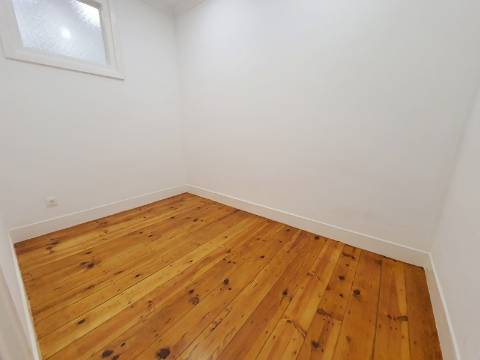 T1 + 1 totalmente remodelado em Campo de Ourique, Lisboa