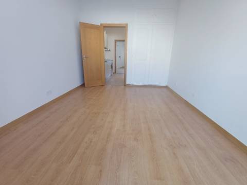 T1 totalmente remodelado em Monte Abraão