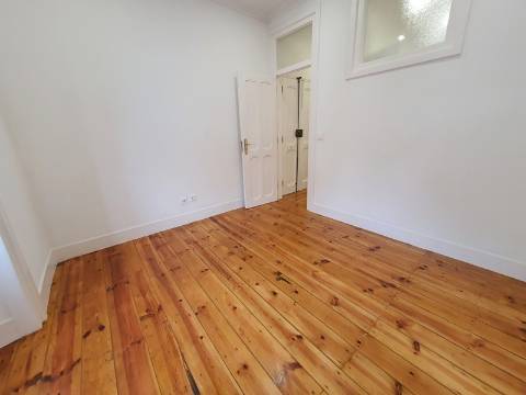 T1 + 1 totalmente remodelado em Campo de Ourique, Lisboa