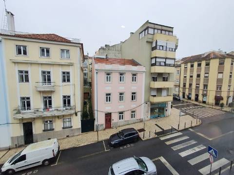 T1 + 1 totalmente remodelado em Campo de Ourique, Lisboa