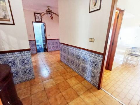 T2 com boas áreas na Agualva