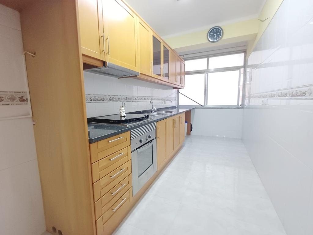 T2 na Agualva com cozinha semi equipada e marquise