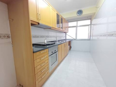 T2 na Agualva com cozinha semi equipada e marquise
