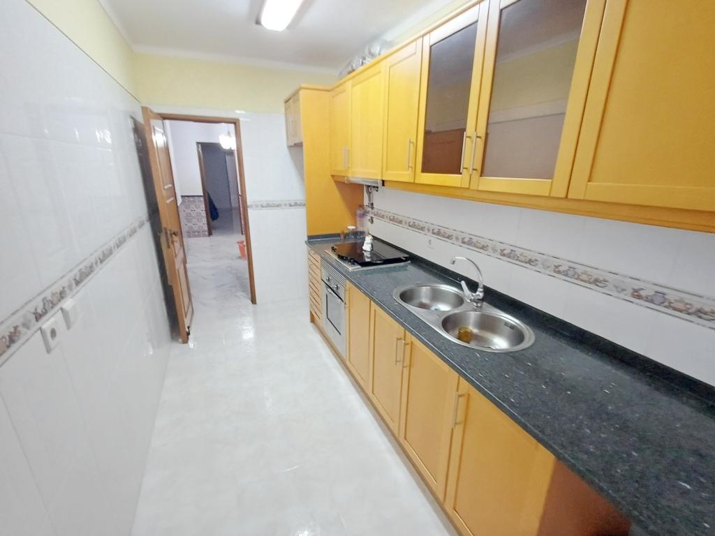 T2 na Agualva com cozinha semi equipada e marquise