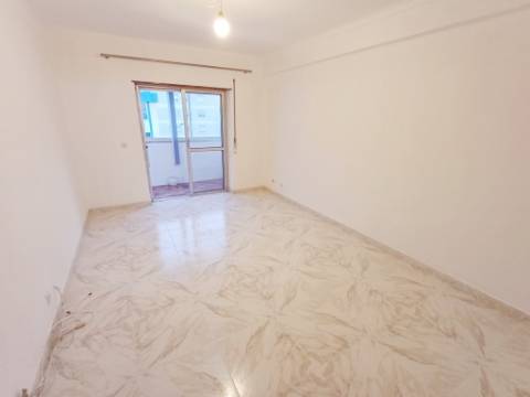 T2 na Agualva com cozinha semi equipada e marquise