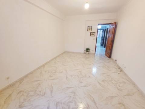 T2 na Agualva com cozinha semi equipada e marquise