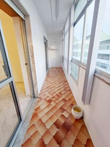 T2 na Agualva com cozinha semi equipada e marquise