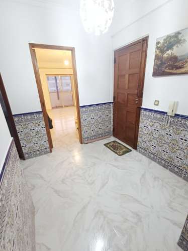 T2 na Agualva com cozinha semi equipada e marquise