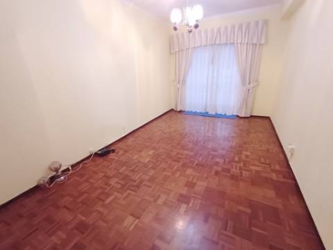 T2 na Agualva com cozinha semi equipada e marquise