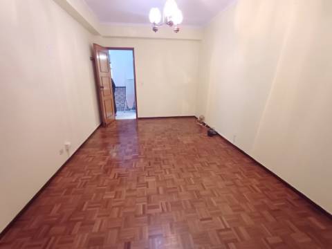 T2 na Agualva com cozinha semi equipada e marquise