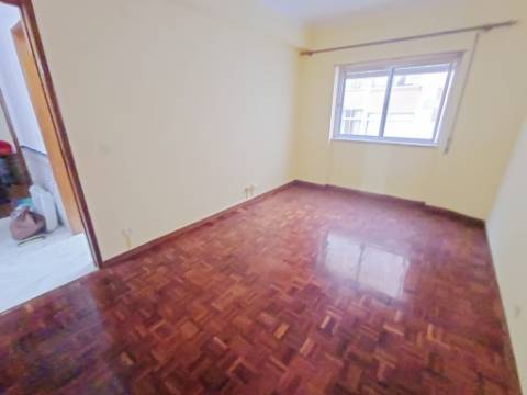 T2 na Agualva com cozinha semi equipada e marquise